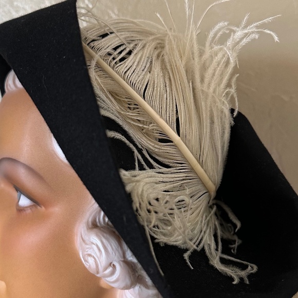 IRRESISTIBLE 1930s\' BLACK FELT WIDE BRIM HAT WITH WHITE OSTRICH FEATHER main image 5